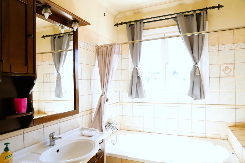 Bathroom 2 at Akobara Villa